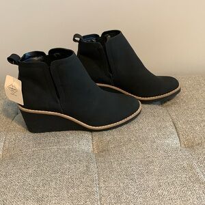 NWT women’s size 8 black wedge memory foam pull on ankle boots